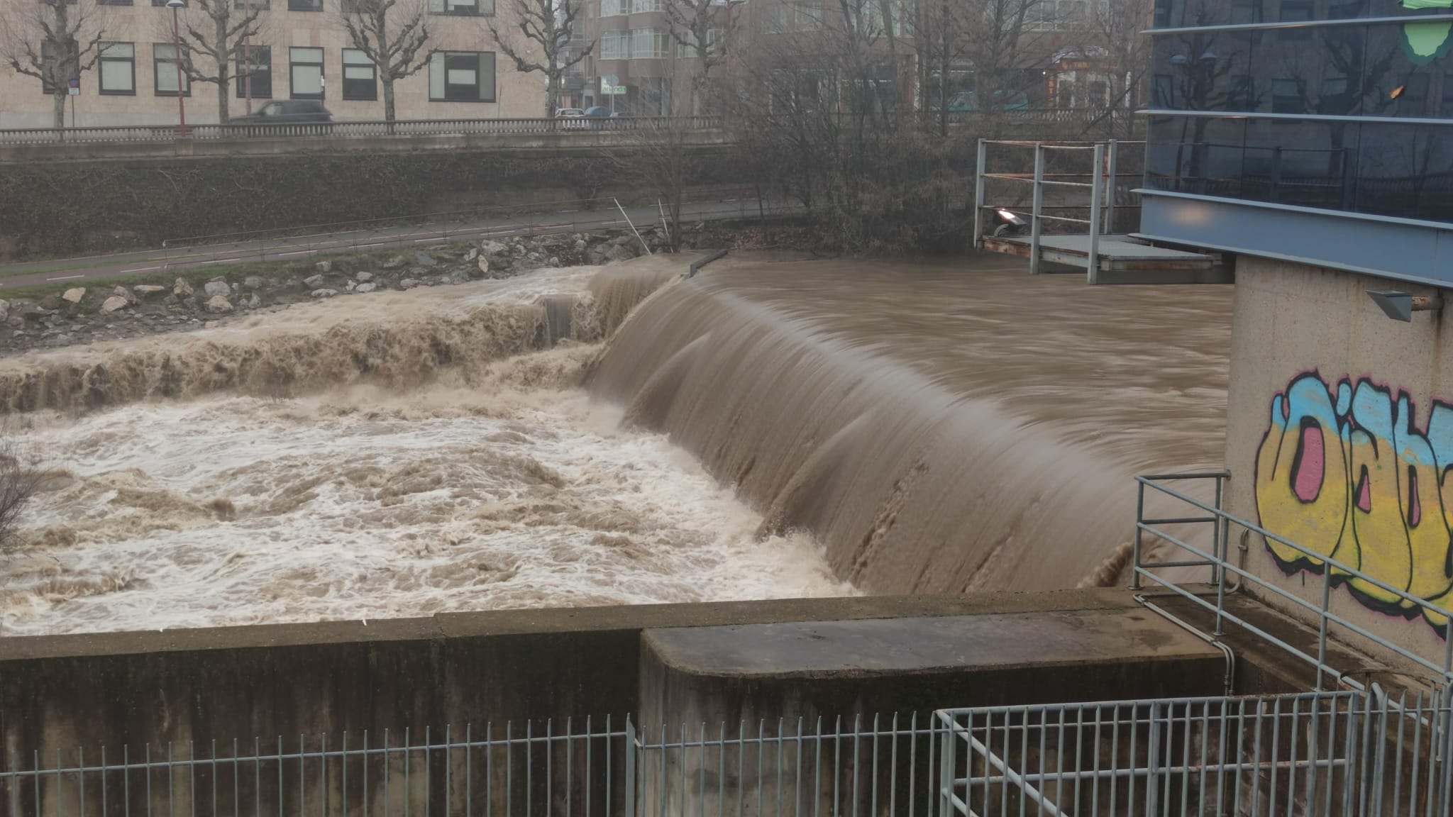 El principal río de la ciudad ha experimentado una importante crecida en las últimas horas debido a las precipitaciones en forma de nieve de los días anteriores.