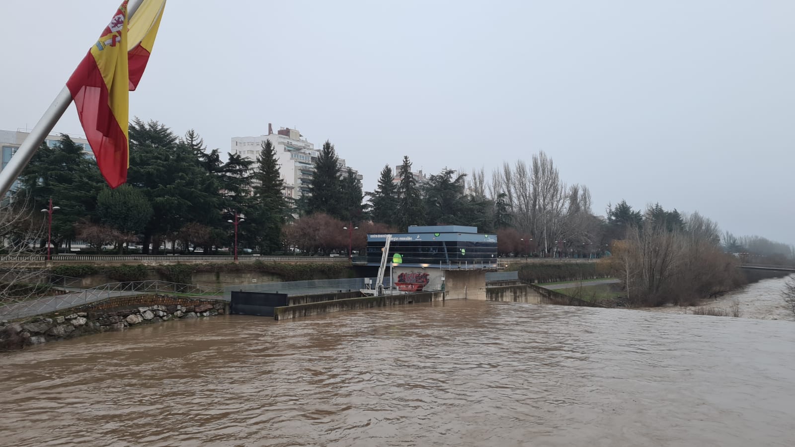 El principal río de la ciudad ha experimentado una importante crecida en las últimas horas debido a las precipitaciones en forma de nieve de los días anteriores.