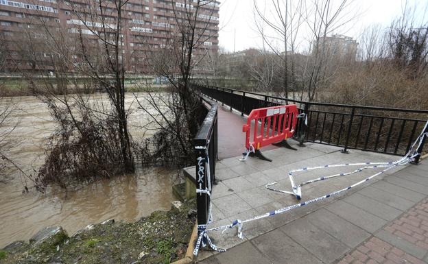 El río Bernesga, a su paso por León capital, presenta una imagen llamativa por la crecida de sus aguas en las últimas horas.