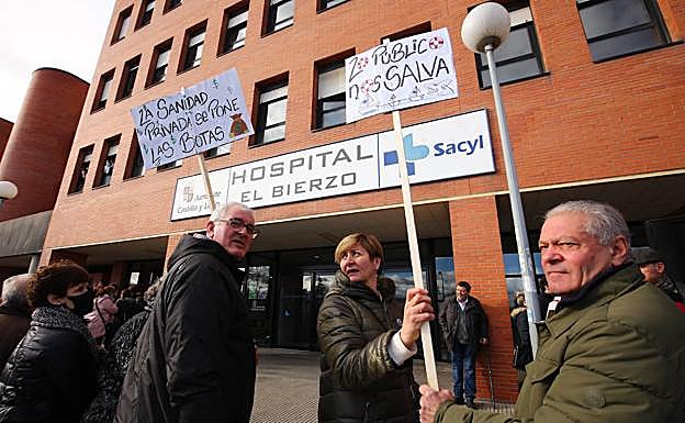 Galería. Protestas a las puertas del hospital berciano.