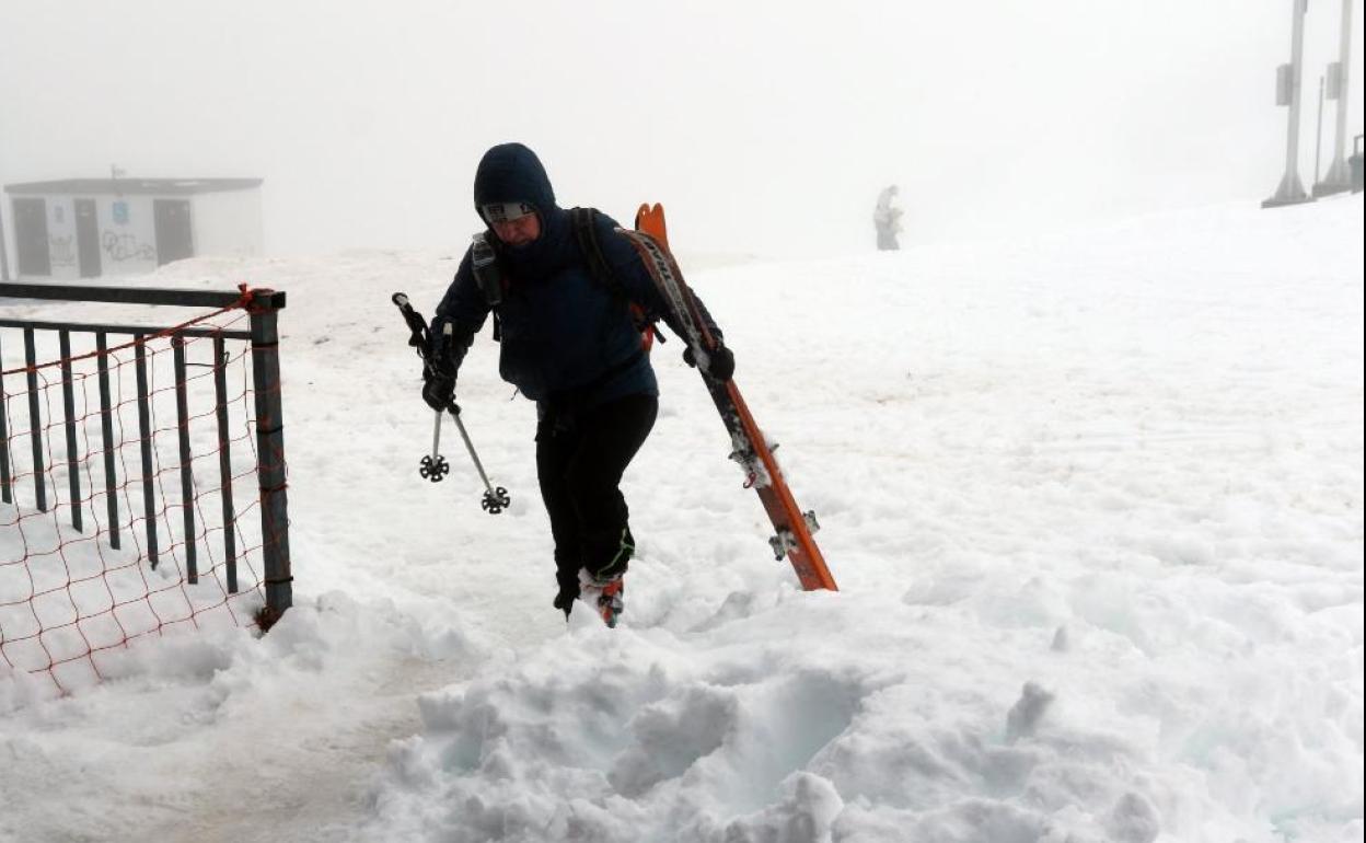 Un esquiador se hunde en la nieve húmeda de Pajares.