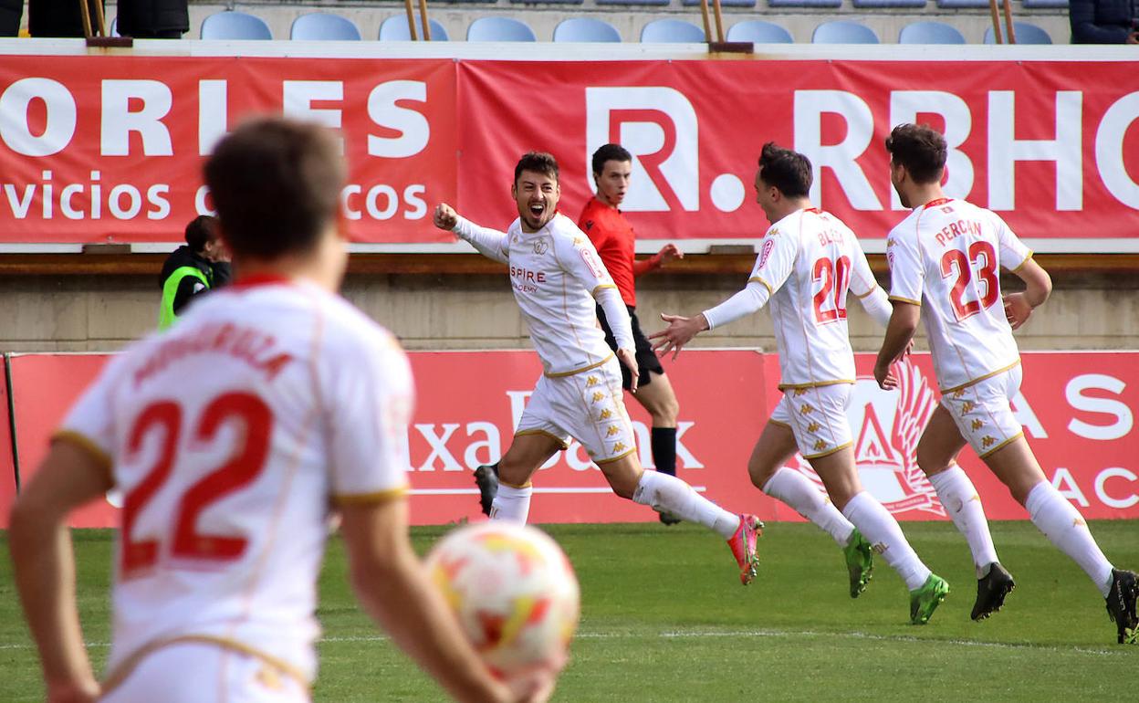 Los jughadores de la Cultural celebran un gol en el Reino de León.