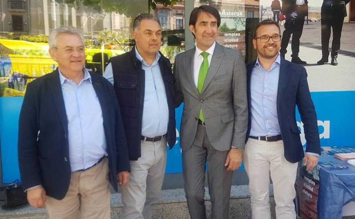 José Luis Nieto, en el centro de la imagen junto a Suárez-Quiñones, será el candidato del PP en Astorga por segundo mandato.