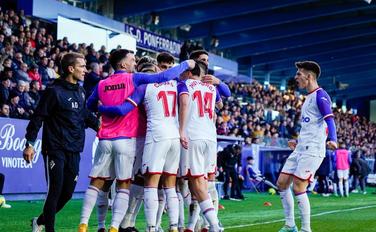 Los jugadores del Eibar celebran el 0-1 en el Toralín tras anotar el único tanto del partido.