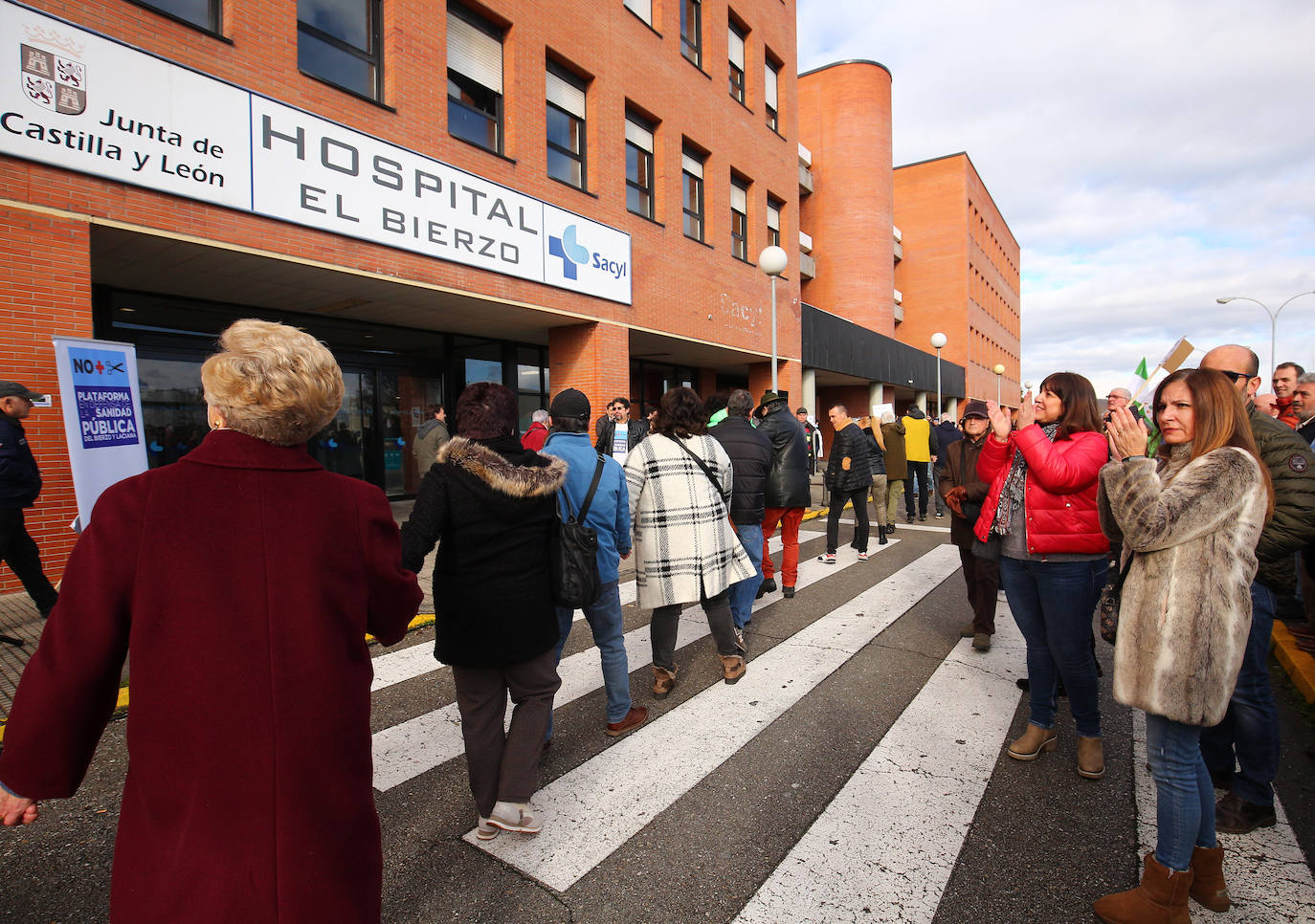 Abrazo al Hospital' del Bierzo convocado por la Plataforma en Defensa de la Sanidad Pública del Bierzo y Laciana en protesta por la situación sanitaria de la comarca.