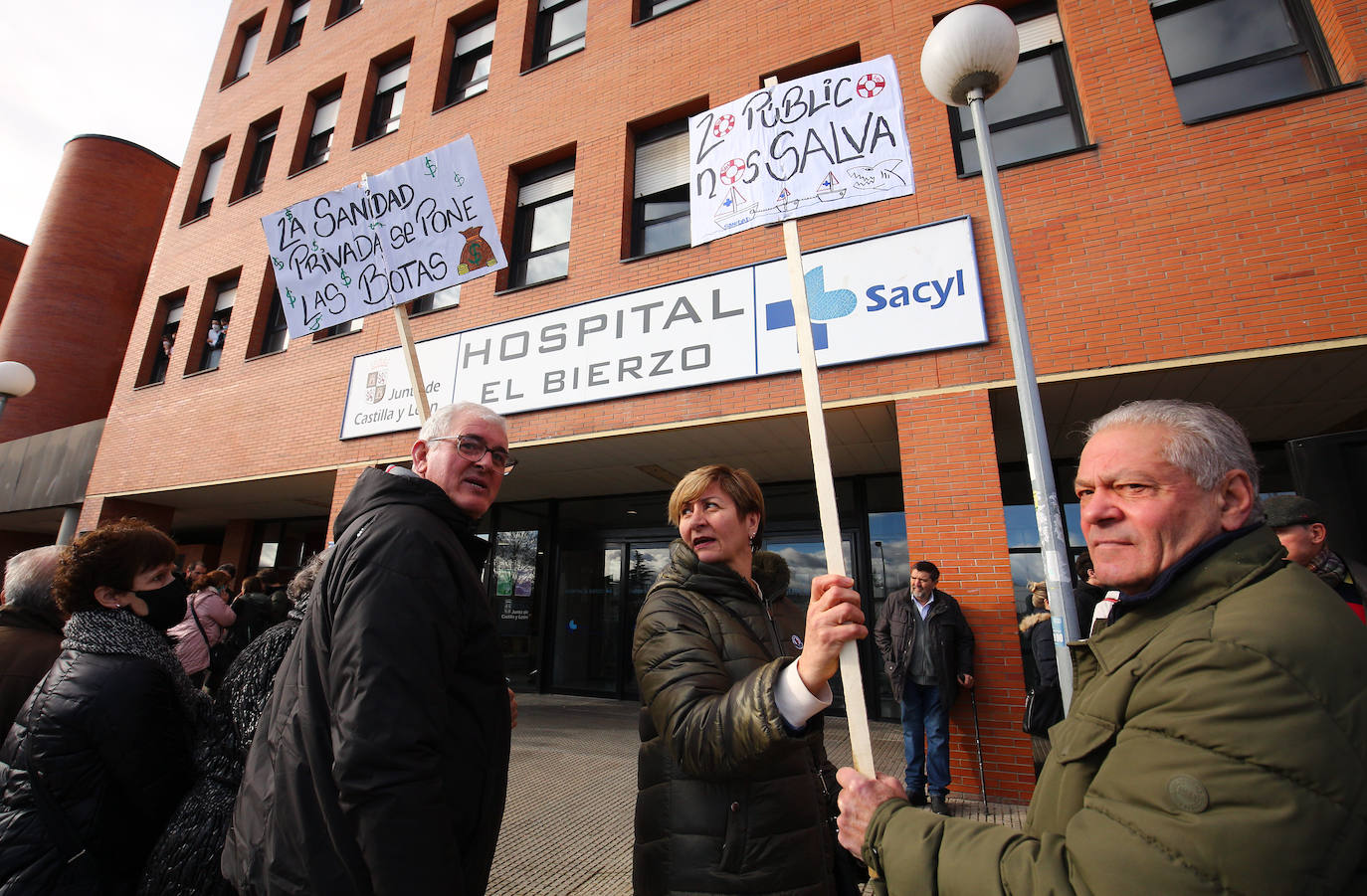 Abrazo al Hospital' del Bierzo convocado por la Plataforma en Defensa de la Sanidad Pública del Bierzo y Laciana en protesta por la situación sanitaria de la comarca.