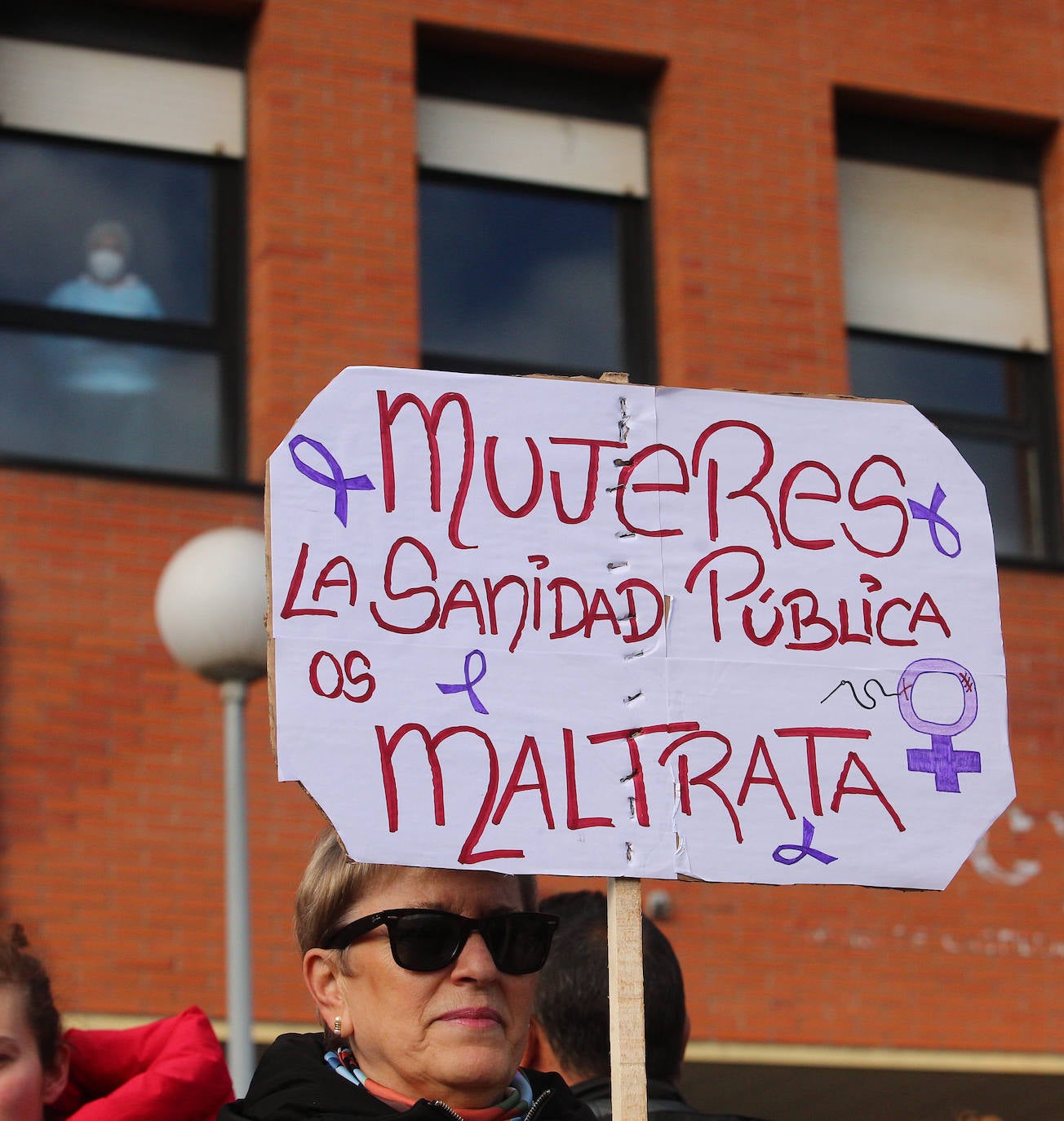 Abrazo al Hospital' del Bierzo convocado por la Plataforma en Defensa de la Sanidad Pública del Bierzo y Laciana en protesta por la situación sanitaria de la comarca.
