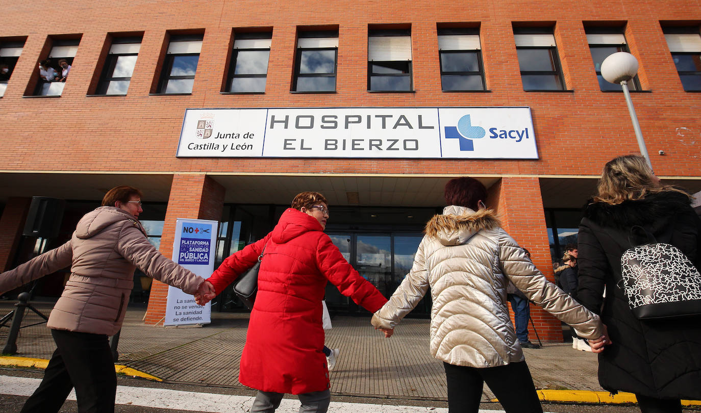Abrazo al Hospital' del Bierzo convocado por la Plataforma en Defensa de la Sanidad Pública del Bierzo y Laciana en protesta por la situación sanitaria de la comarca.