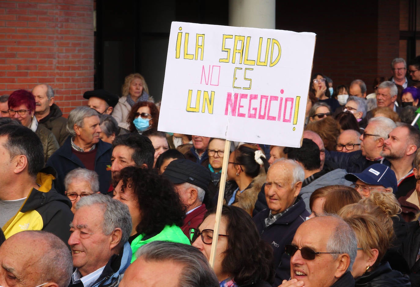 Abrazo al Hospital' del Bierzo convocado por la Plataforma en Defensa de la Sanidad Pública del Bierzo y Laciana en protesta por la situación sanitaria de la comarca.