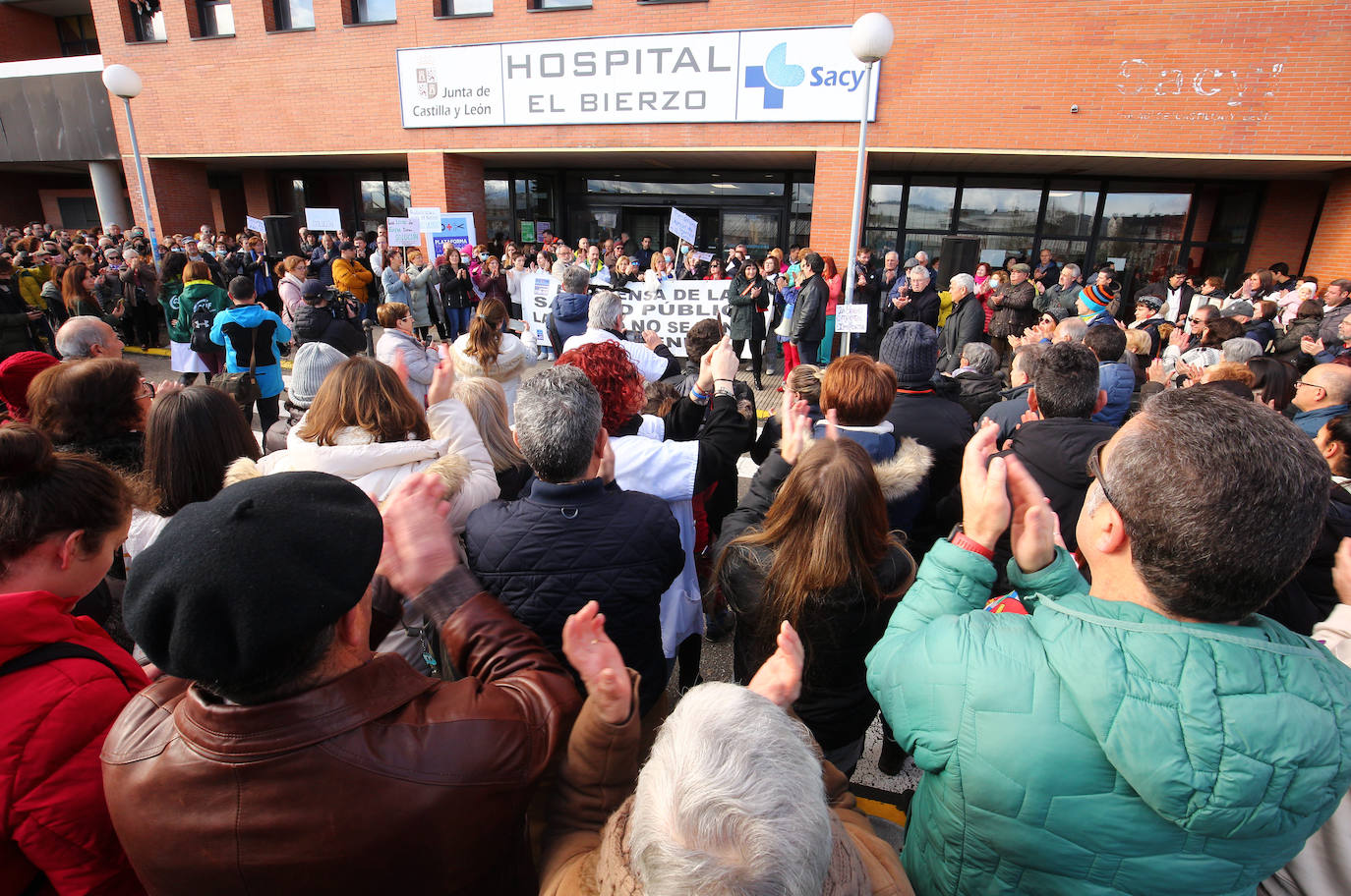 Abrazo al Hospital' del Bierzo convocado por la Plataforma en Defensa de la Sanidad Pública del Bierzo y Laciana en protesta por la situación sanitaria de la comarca.