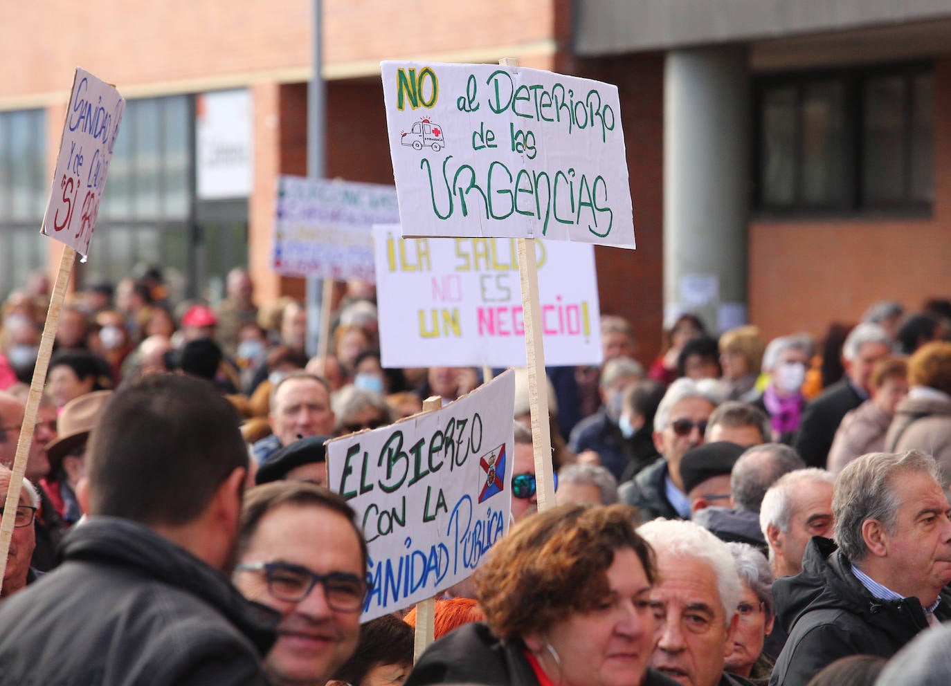 Abrazo al Hospital' del Bierzo convocado por la Plataforma en Defensa de la Sanidad Pública del Bierzo y Laciana en protesta por la situación sanitaria de la comarca.