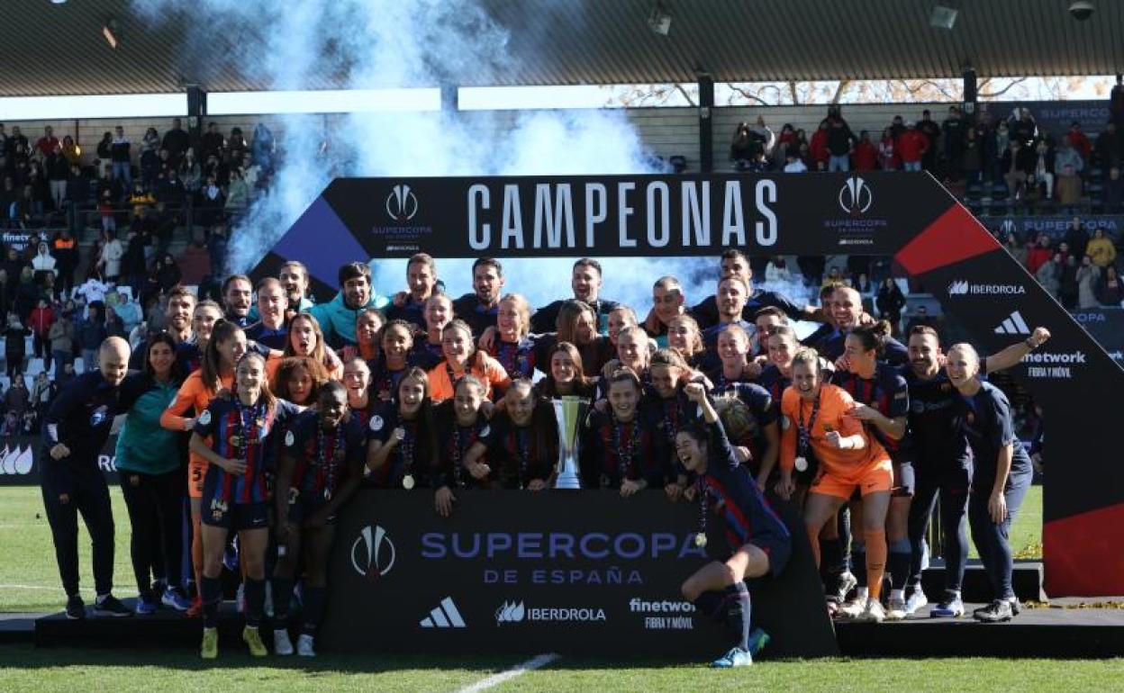 Las jugadoras azulgranas celebran la victoria en la Supercopa femenina. 