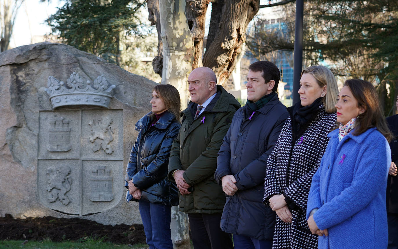 El presidente de la Junta, Alfonso Fernández Mañueco, y los consejeros Rocío Lucas, Jesús Julio Carnero, Isabel Blanco y María González, participan en un minuto de silencio en señal de condena por el presunto crimen de violencia de género ocurrido en Valladolid