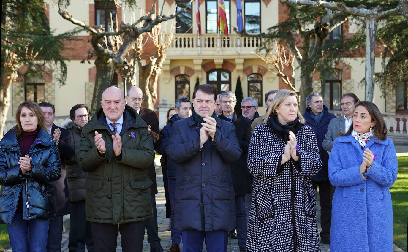 El presidente de la Junta, Alfonso Fernández Mañueco, y los consejeros Rocío Lucas, Jesús Julio Carnero, Isabel Blanco y María González, participan en un minuto de silencio en señal de condena por el presunto crimen de violencia de género ocurrido en Valladolid