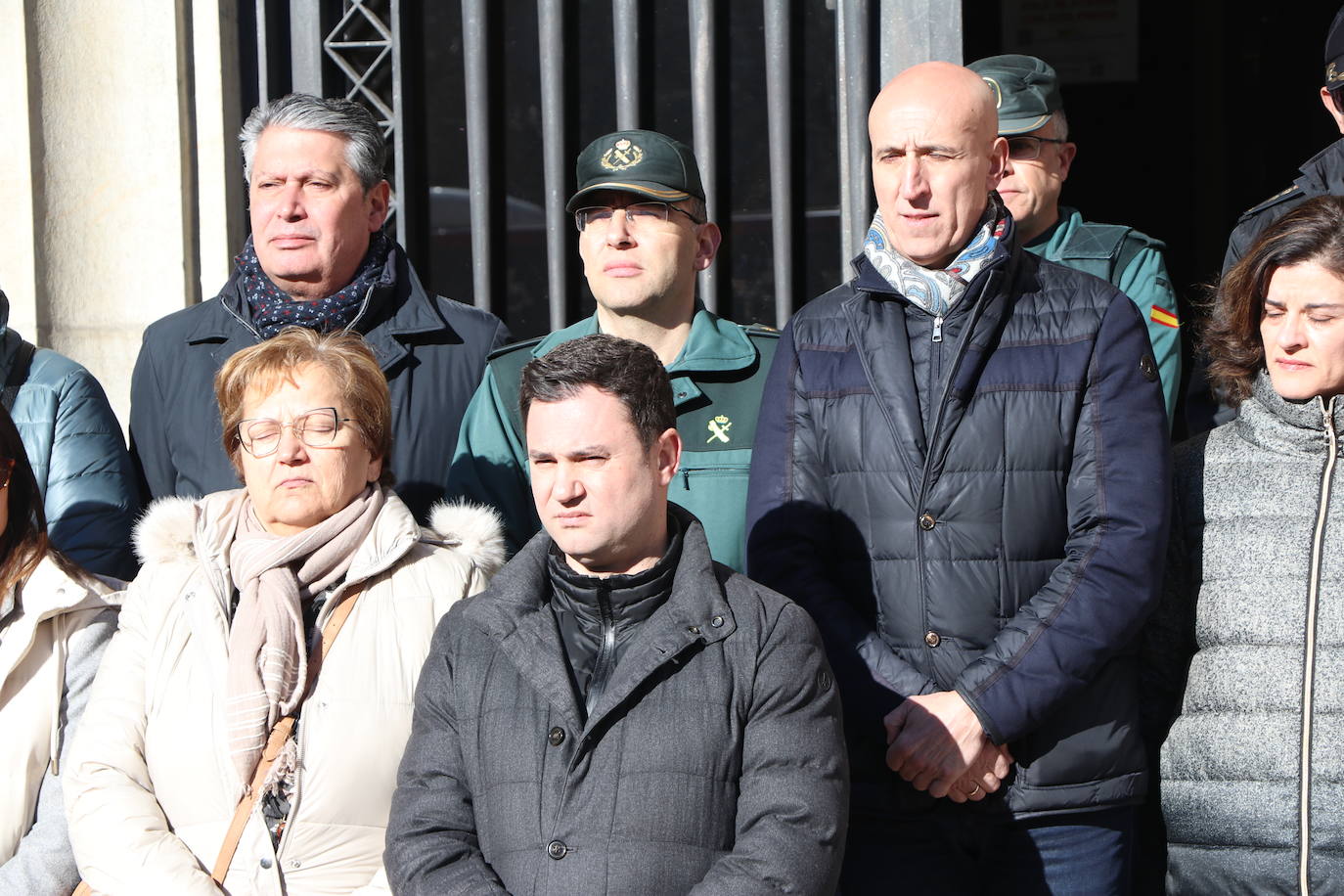 A las puertas de la subdelegación de gobierno de leon se han reunido representantes de todas las instituciones para hacer un minuto de silencio en recuerdo de la mujer asesinada y su hijo en Valladolid