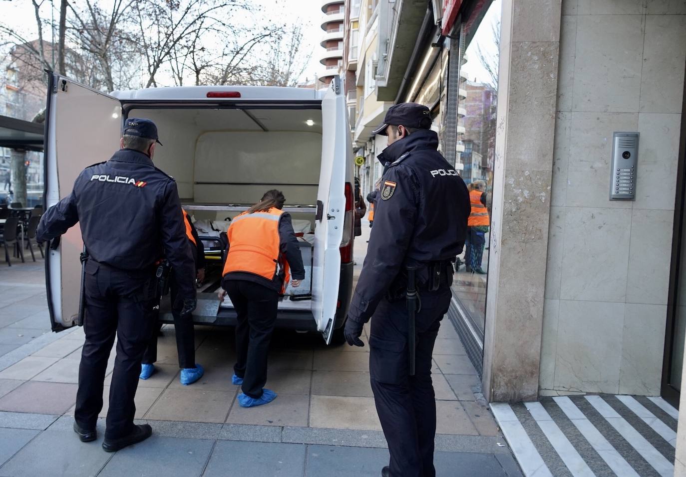 Mata a su mujer y a su hija de ocho años con arma blanca en Valladolid e intenta suicidarse.