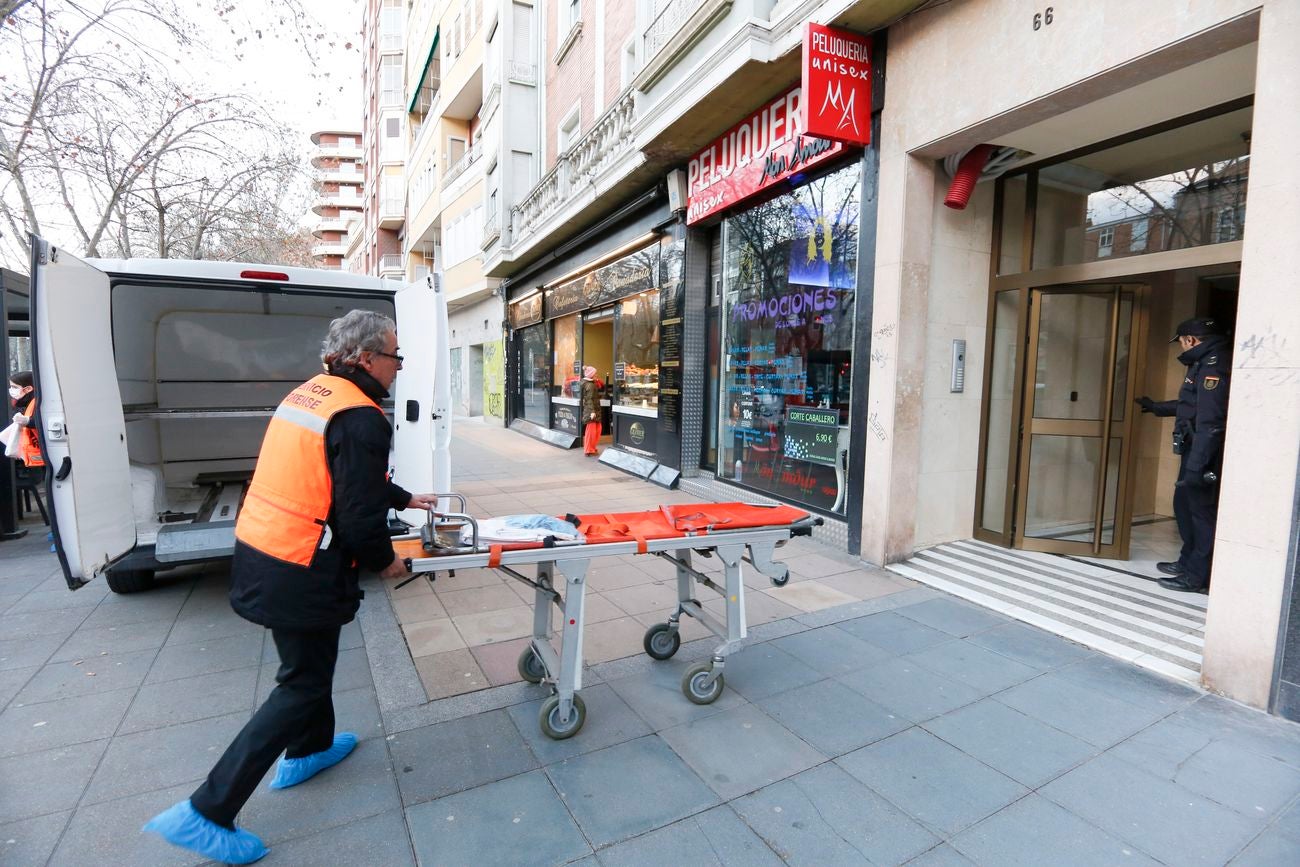 Mata a su pareja y a su hija de ocho años con arma blanca en Valladolid e intenta suicidarse. El hombre tenía antecedentes por violencia de género de una pareja anterior, pero no existían denuncias formuladas por su actual pareja.