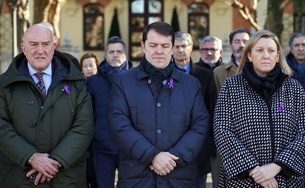 El presidente de la Junta, Alfonso Fernández Mañueco, y los consejeros Rocío Lucas, Jesús Julio Carnero, Isabel Blanco y María González, participan en un minuto de silencio en señal de condena por el presunto crimen de violencia de género ocurrido en Valladolid.