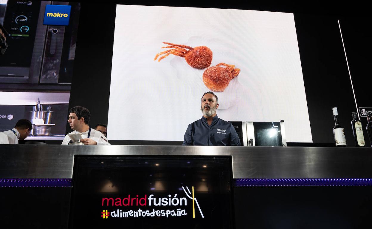 El chef del mar, Ángel León, durante la exposición de sus postres. 