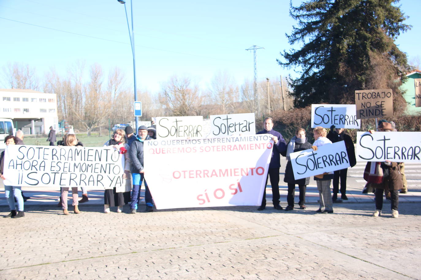 Decenas de personas acuden con pancartas a recibir a la clase política antes de la presentación del proyecto.