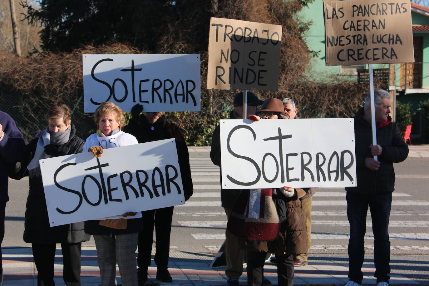 Decenas de personas acuden con pancartas a recibir a la clase política antes de la presentación del proyecto.