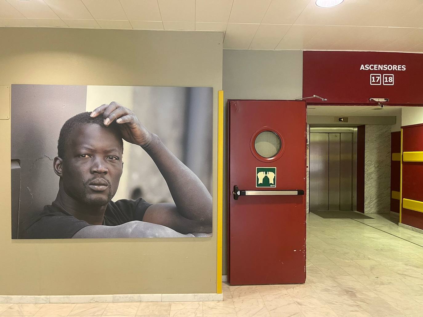 Una muestra de 50 fotografías de medio y gran formato realizadas por Luis Vidal Manceñido han acompañado durante los últimos meses a pacientes y acompañantes en su recorrido por el Hospital de León. 