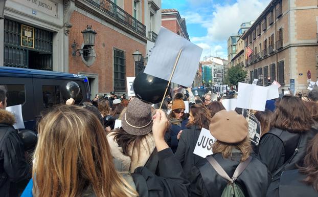 Concentración a las puertas del ministerio.