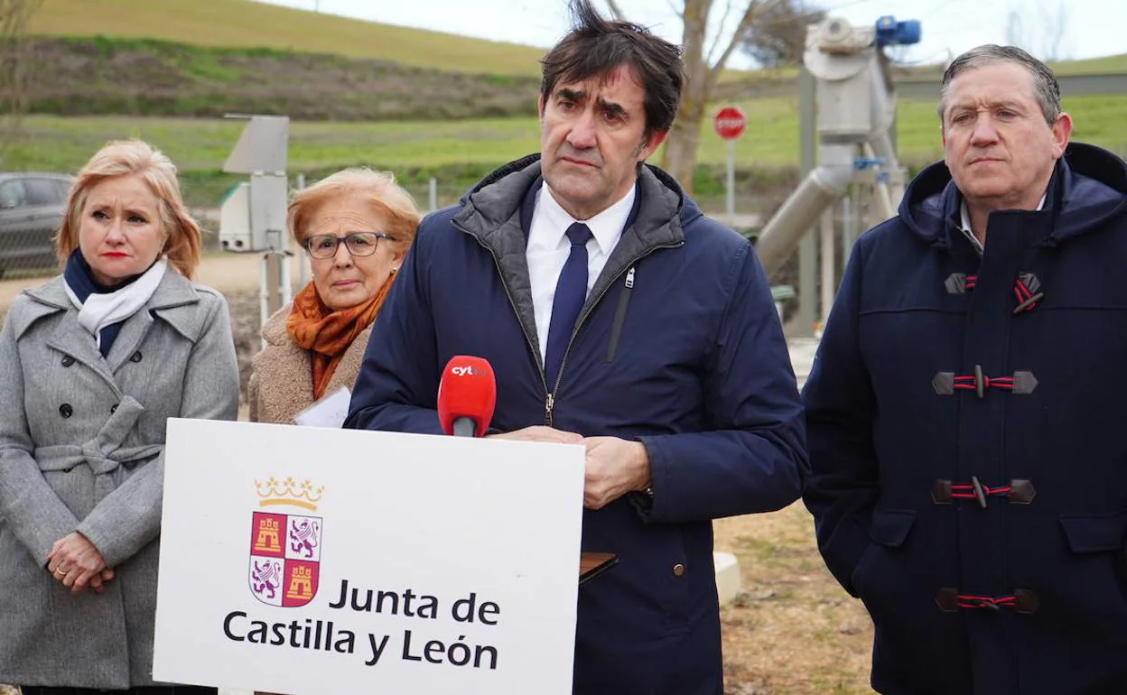 El consejero de Medio Ambiente, Vivienda y Ordenación del Territorio, Juan Carlos Suárez-Quiñones, visita la estación depuradora de aguas residuales de Villamor de los Escuderos (Zamora).