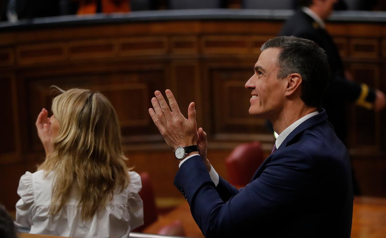 El presidente del Gobierno, Pedro Sánchez, aplaude durante el pleno del Congreso de los Diputados, este martes en Madrid.