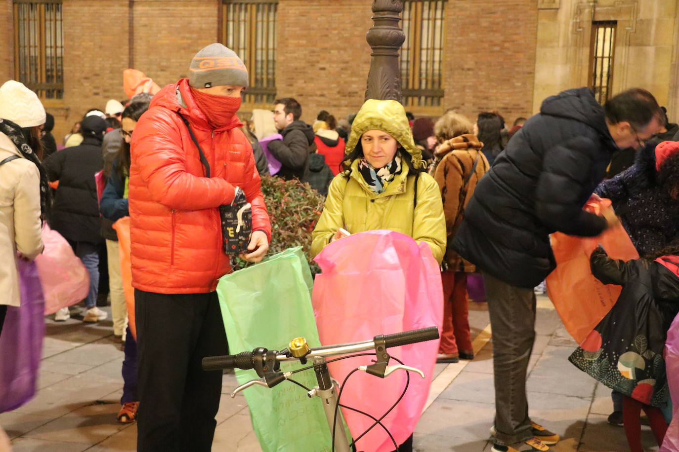 Los leoneses se citan en la catedral para celebrar una suelta de farolillos de la mano de la comunidad china en la ciudad.