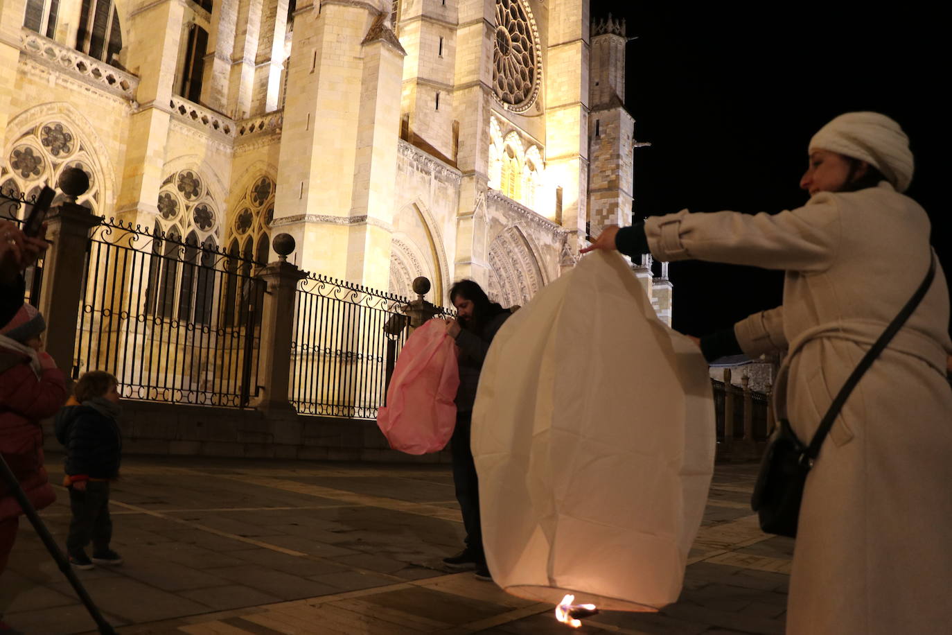 Los leoneses se citan en la catedral para celebrar una suelta de farolillos de la mano de la comunidad china en la ciudad.