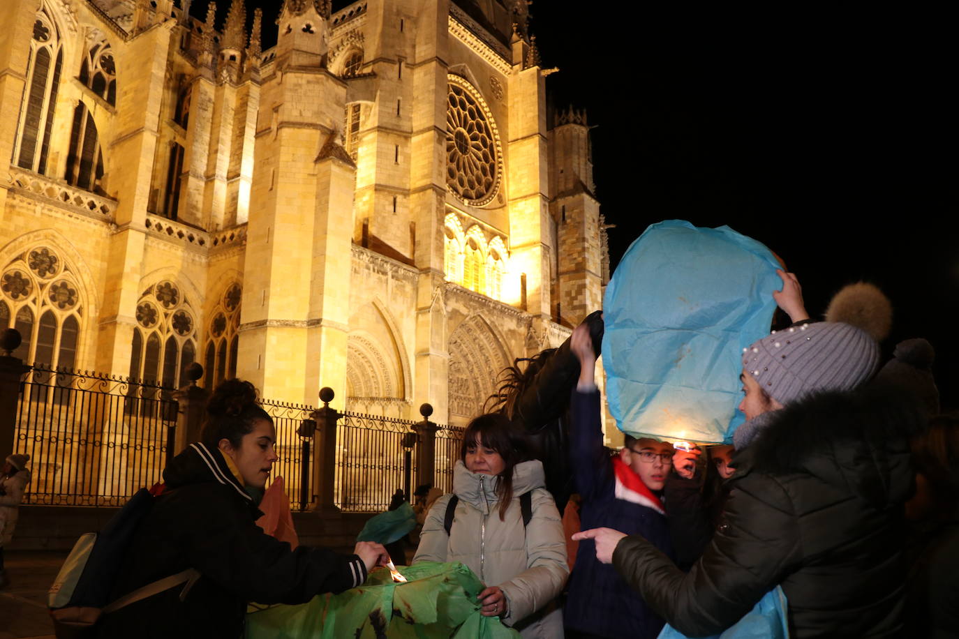 Los leoneses se citan en la catedral para celebrar una suelta de farolillos de la mano de la comunidad china en la ciudad.