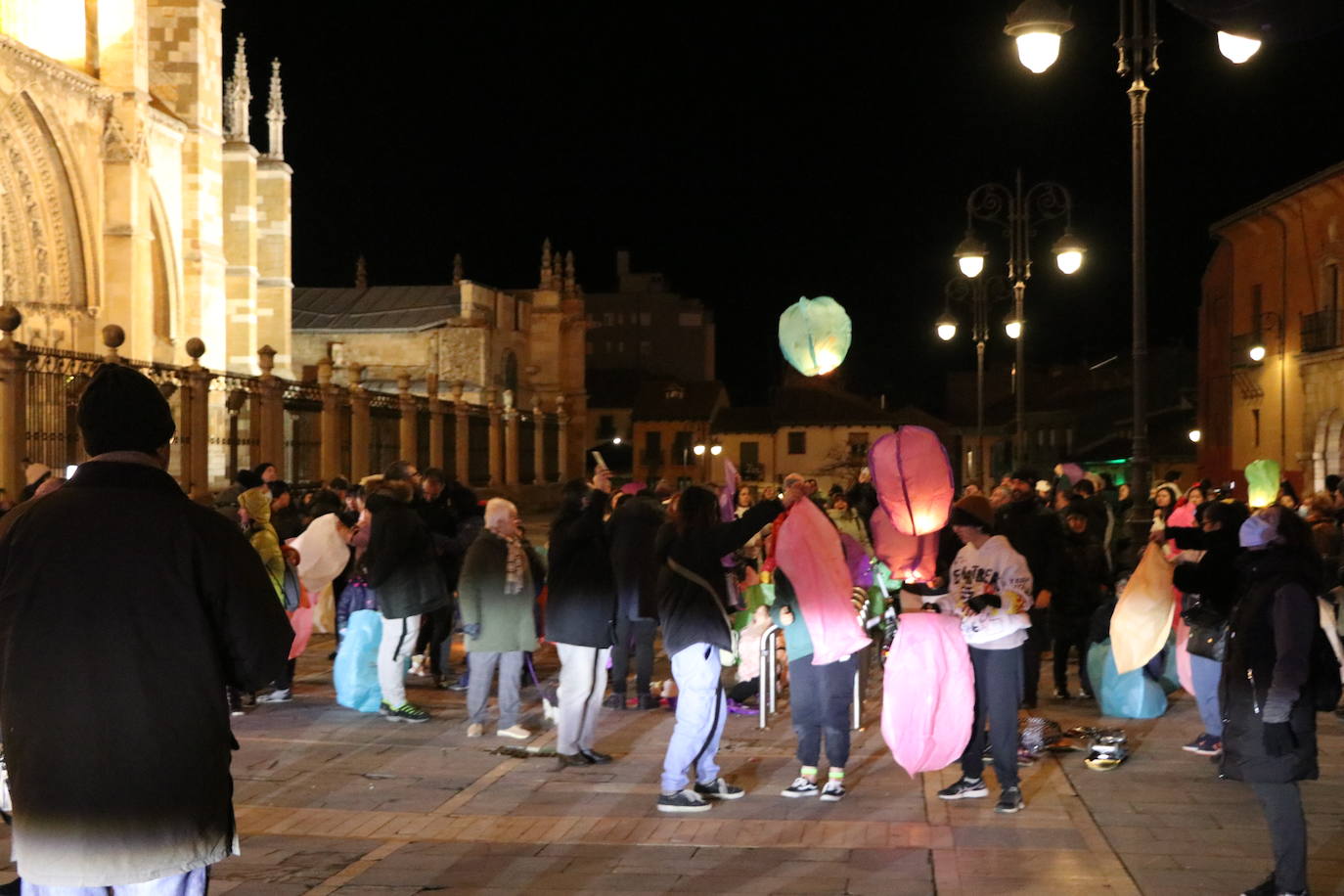 Los leoneses se citan en la catedral para celebrar una suelta de farolillos de la mano de la comunidad china en la ciudad.