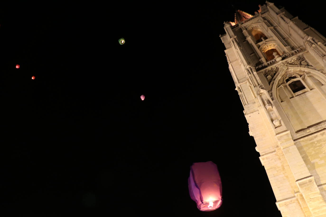 Los leoneses se citan en la catedral para celebrar una suelta de farolillos de la mano de la comunidad china en la ciudad.