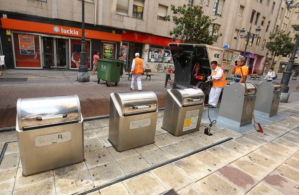 Operarios de FCC realizan trabajos de limpieza viaria en Ponferrada.