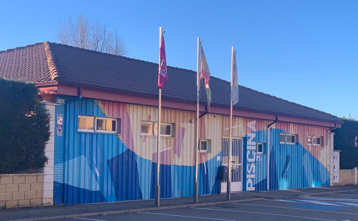 Instalación de las piscinas municipales de Carbajal de la Legua.