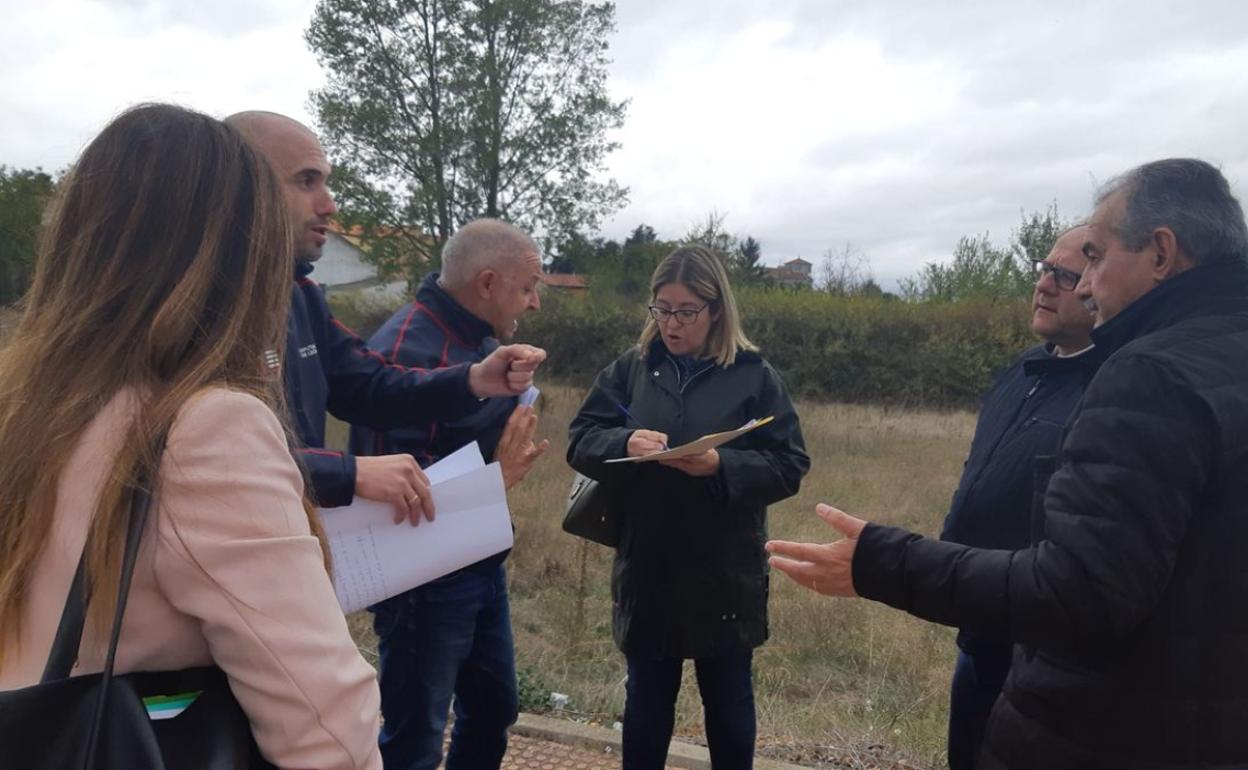 Javier Carrera visita los terrenos del futuro parque comarcal de bomberos.