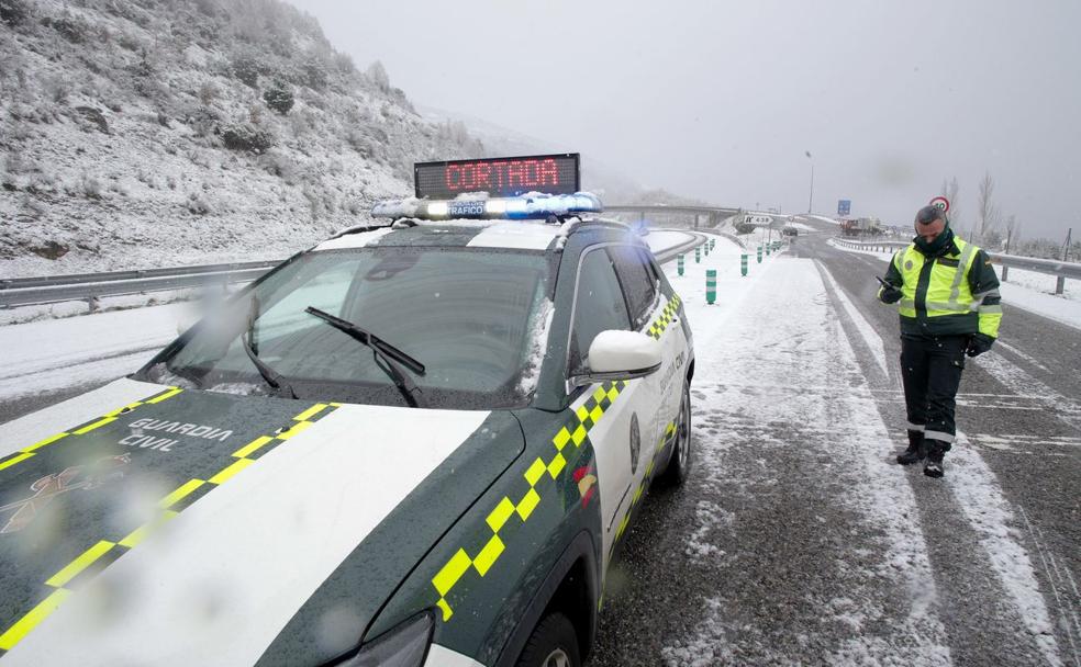 Efectivos de la Guardia Civil de Tráfico controlan el paso de vehículos en una zona de tránsito entre El Bierzo y Galicia. 