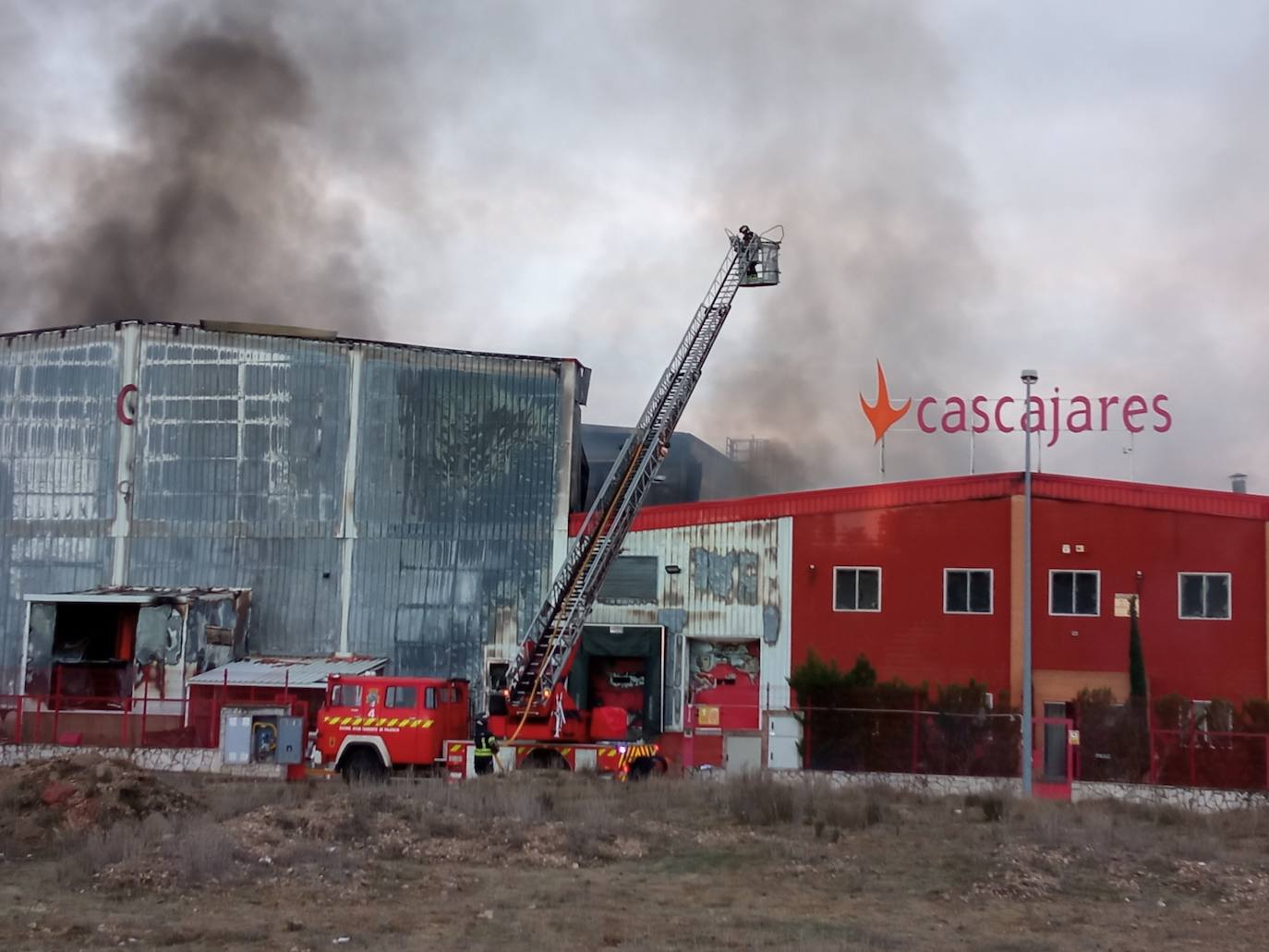 Incendio en la empresa Cascajares en el polígono de Dueñas de Palencia.