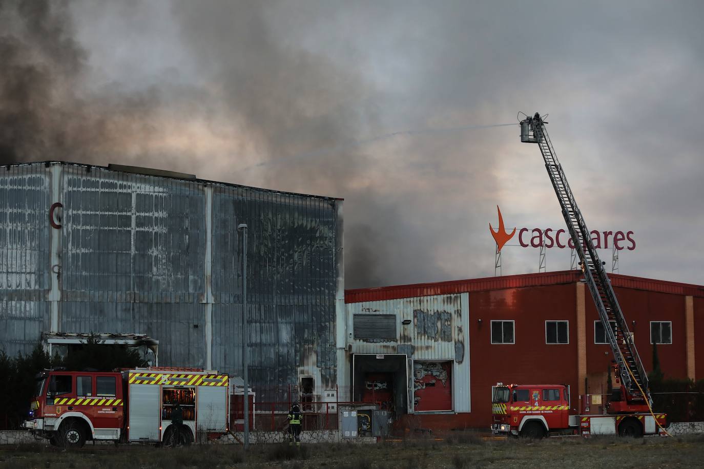 Incendio en la empresa Cascajares en el polígono de Dueñas de Palencia.