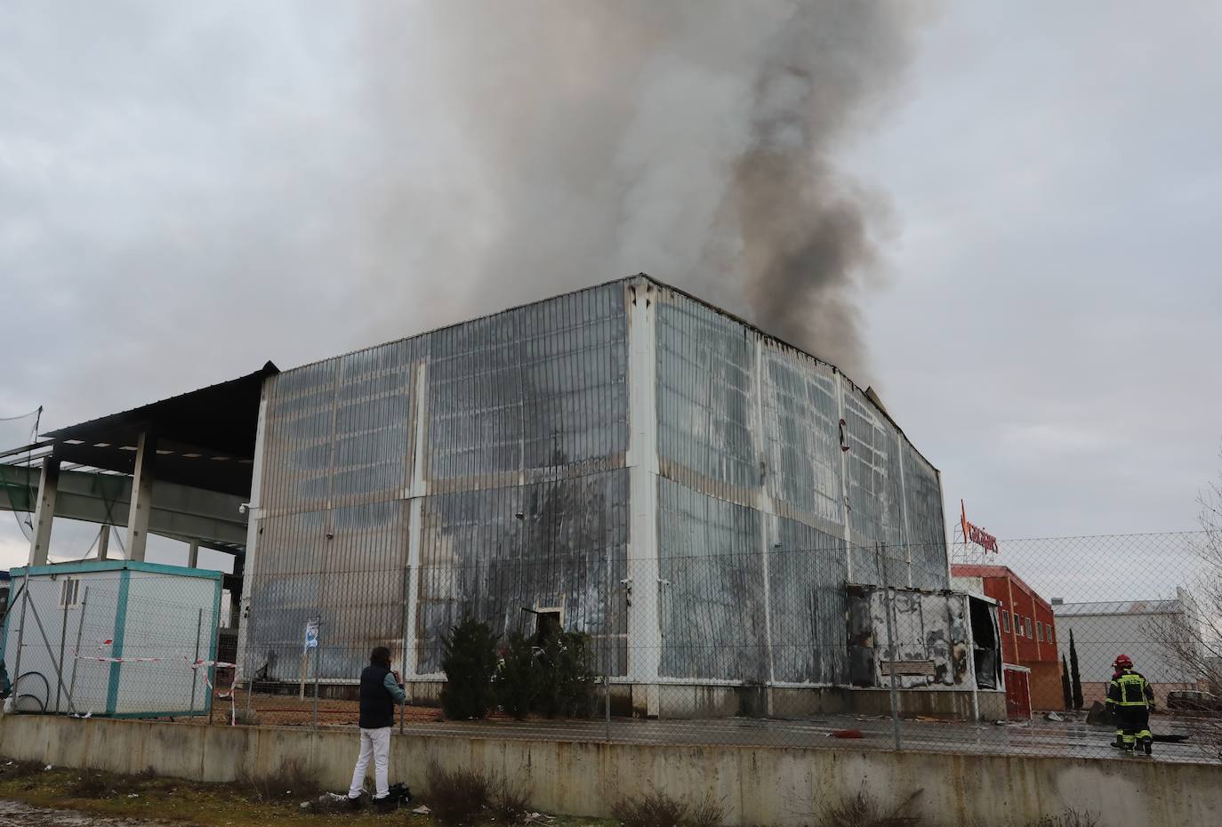 Incendio en la empresa Cascajares en el polígono de Dueñas de Palencia.