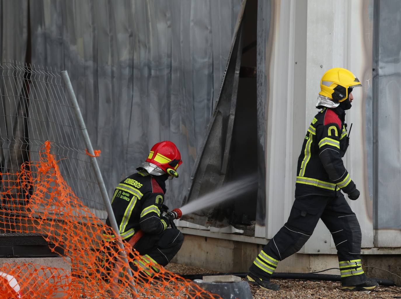 Incendio en la empresa Cascajares en el polígono de Dueñas de Palencia.