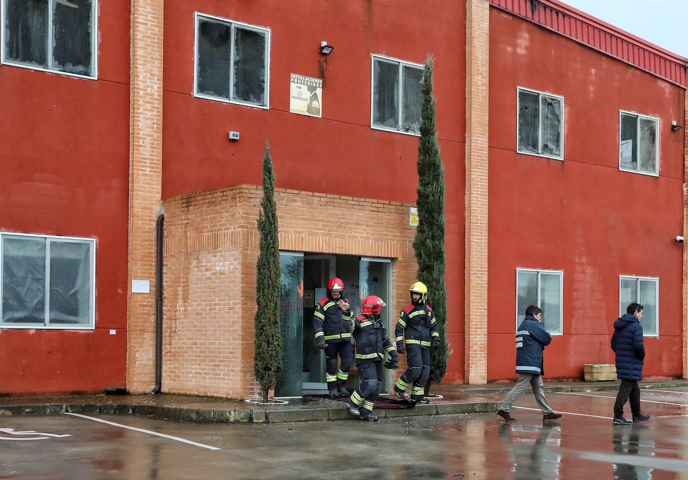 Incendio en la empresa Cascajares en el polígono de Dueñas de Palencia.