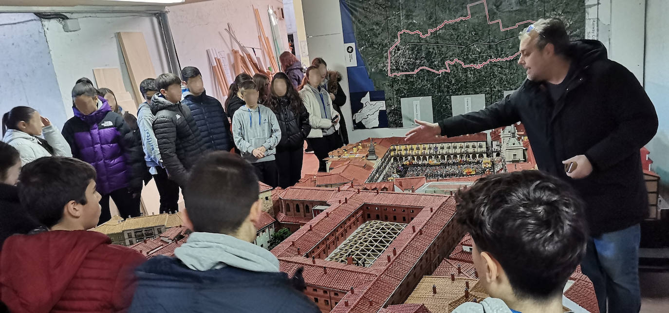 Luis Gacía explica a los estudiantes de Maristas cómo ha realizado cada una de las maquetas de la exposición. 