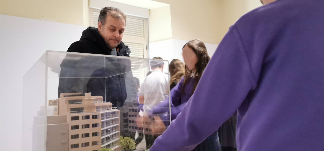 Luis Gacía explica a los estudiantes de Maristas cómo ha realizado cada una de las maquetas de la exposición. 