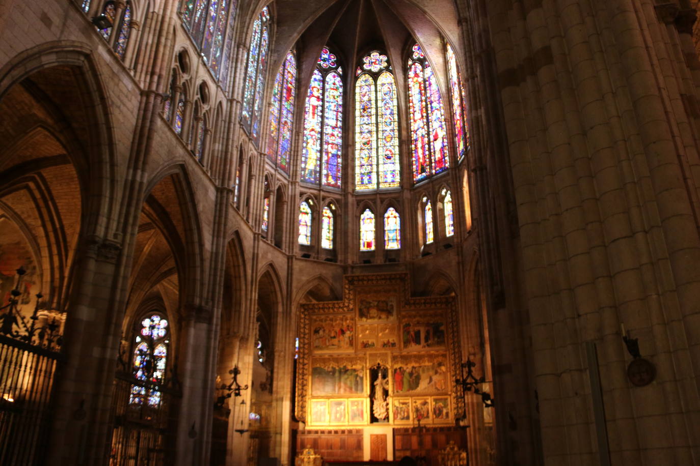 La leonesa Concha Reguera, que lleva ligada al arte de la restauración de vidrieras desde los años 90, posa en la Catedral de León.