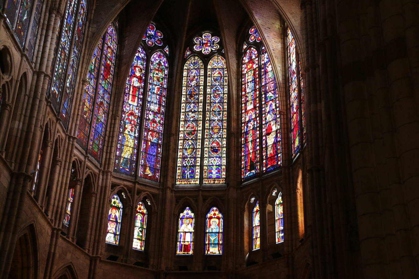La leonesa Concha Reguera, que lleva ligada al arte de la restauración de vidrieras desde los años 90, posa en la Catedral de León.