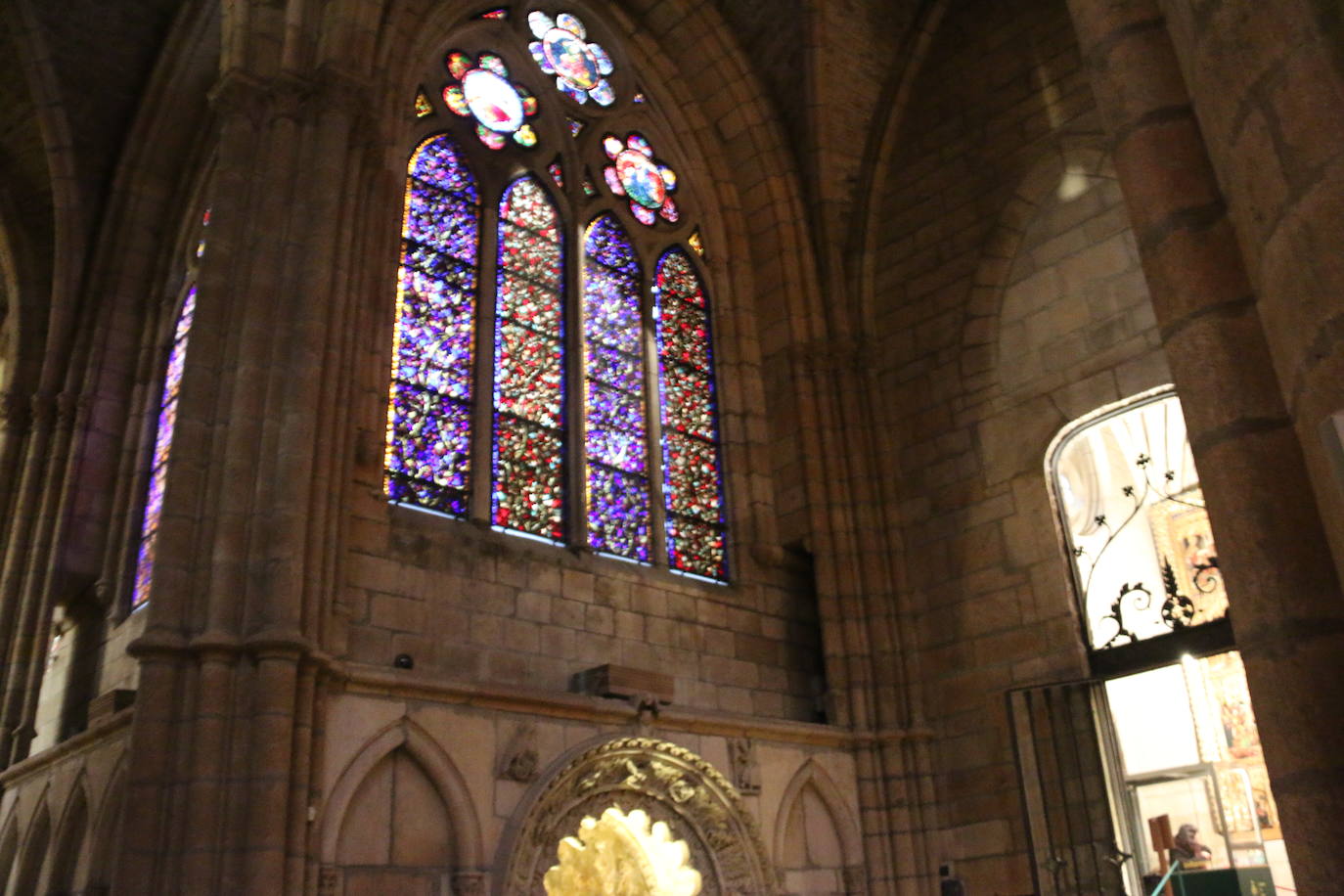 La leonesa Concha Reguera, que lleva ligada al arte de la restauración de vidrieras desde los años 90, posa en la Catedral de León.