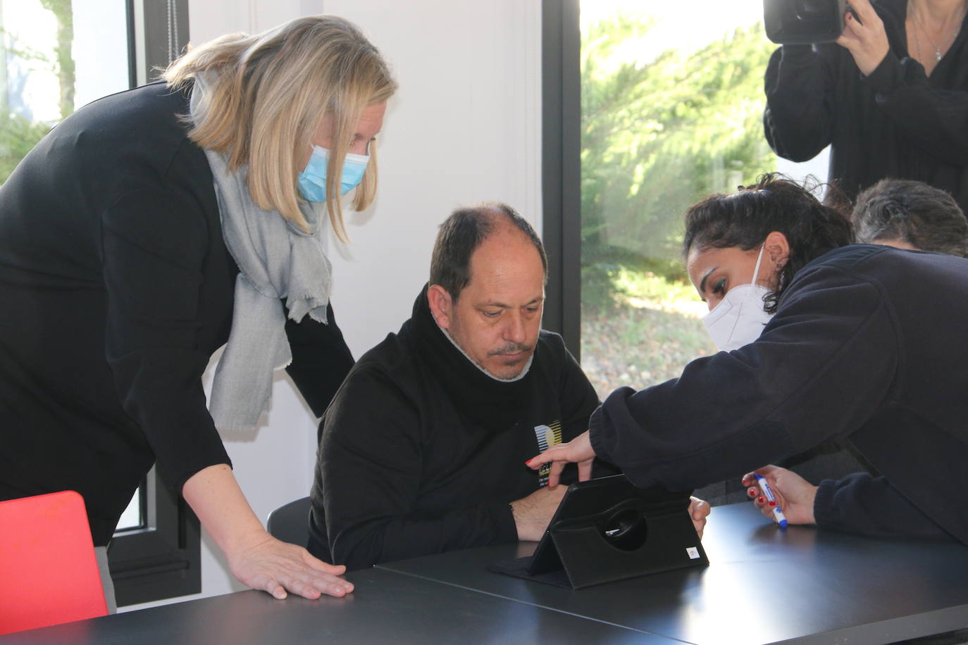 La consejera de Isabel Blanco visita el Centro Salud Mental León.
