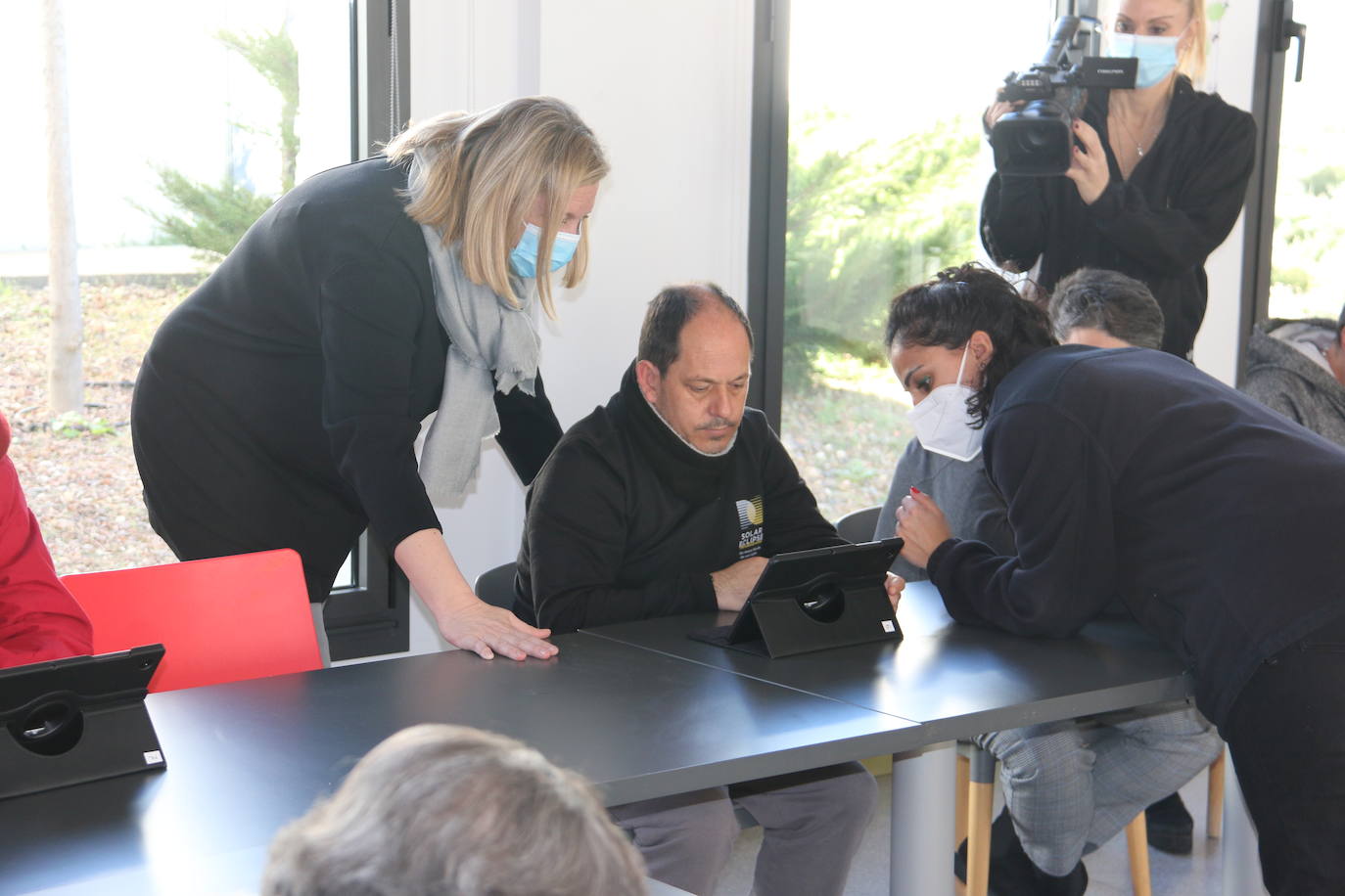 La consejera de Isabel Blanco visita el Centro Salud Mental León.